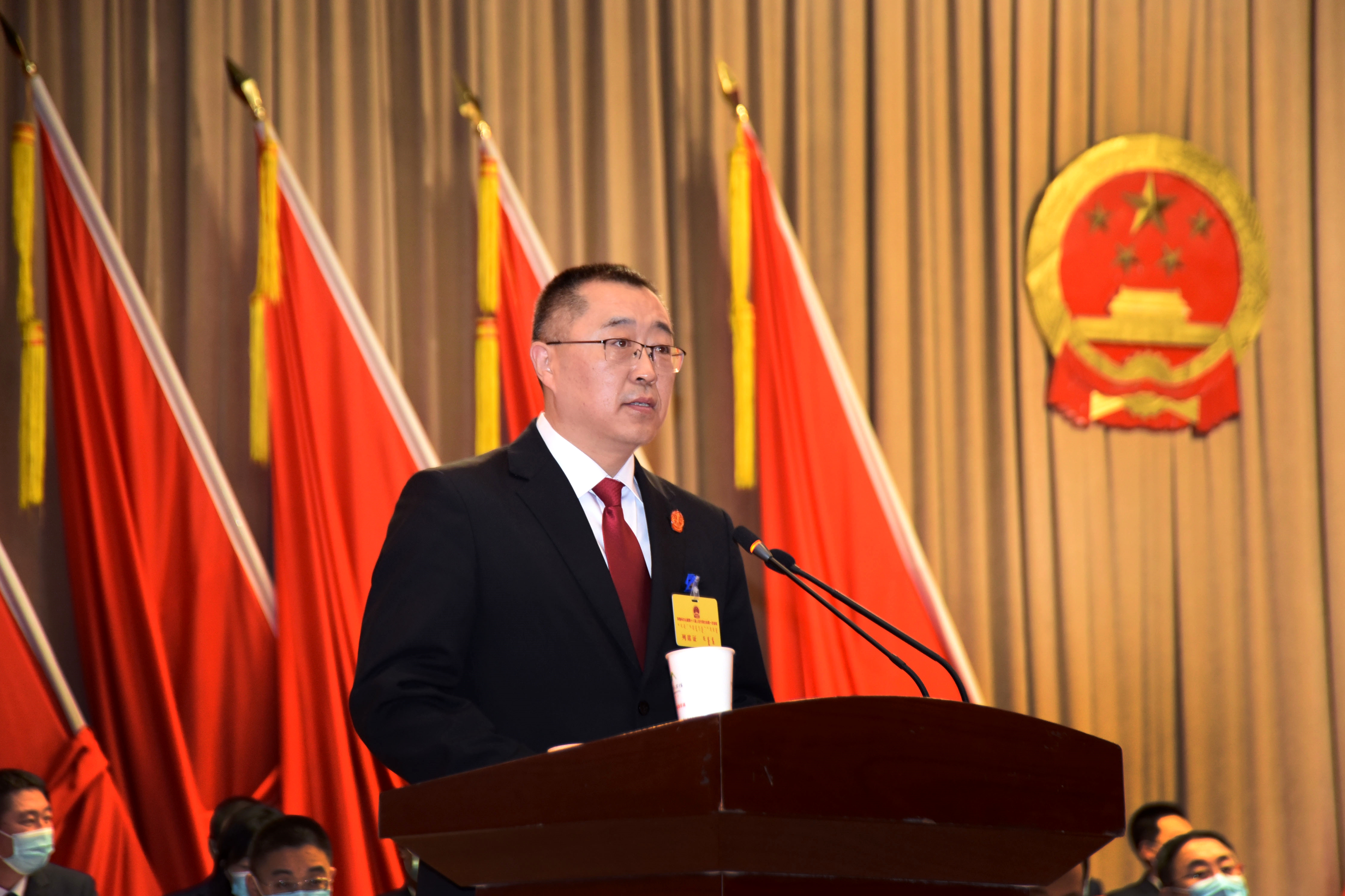 朱旭光同志代表旗人民法院作报告鲍杰同志代表旗人民检察院作报告不是